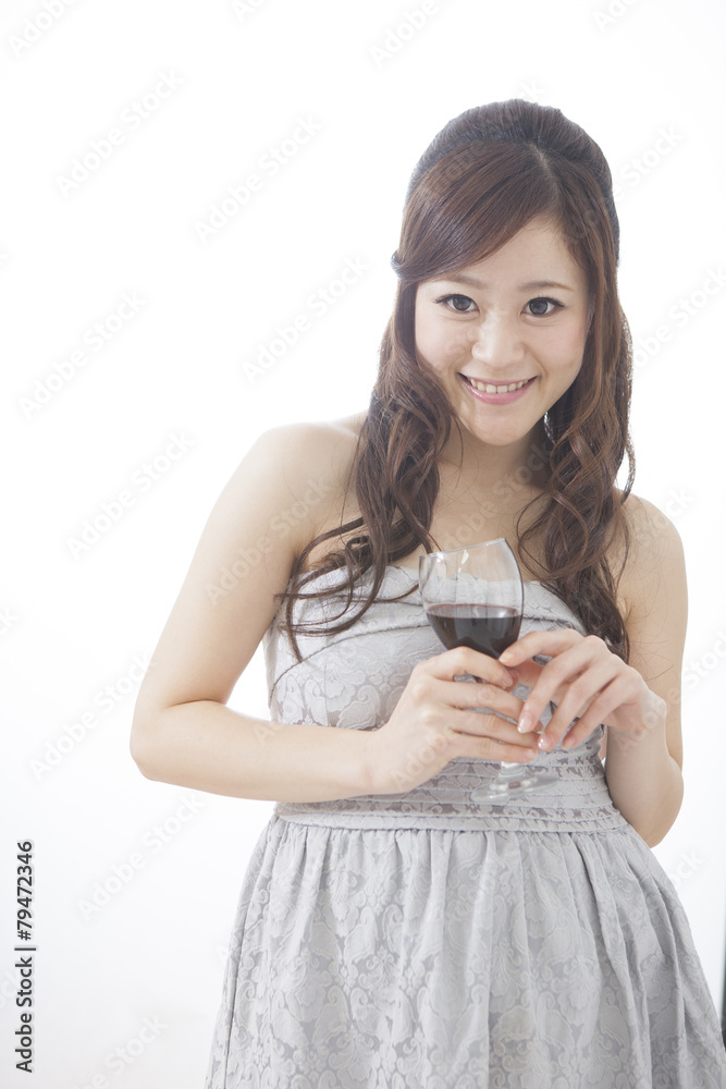 ワインを持つ女性