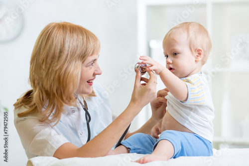 doctor woman examining chil...