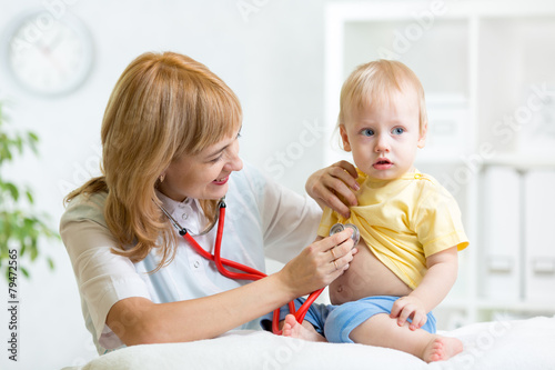 doctor woman examining chil...