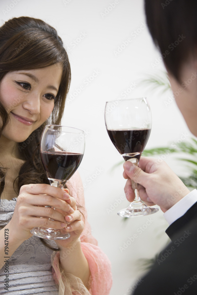 乾杯するカップル 乾杯するカップル