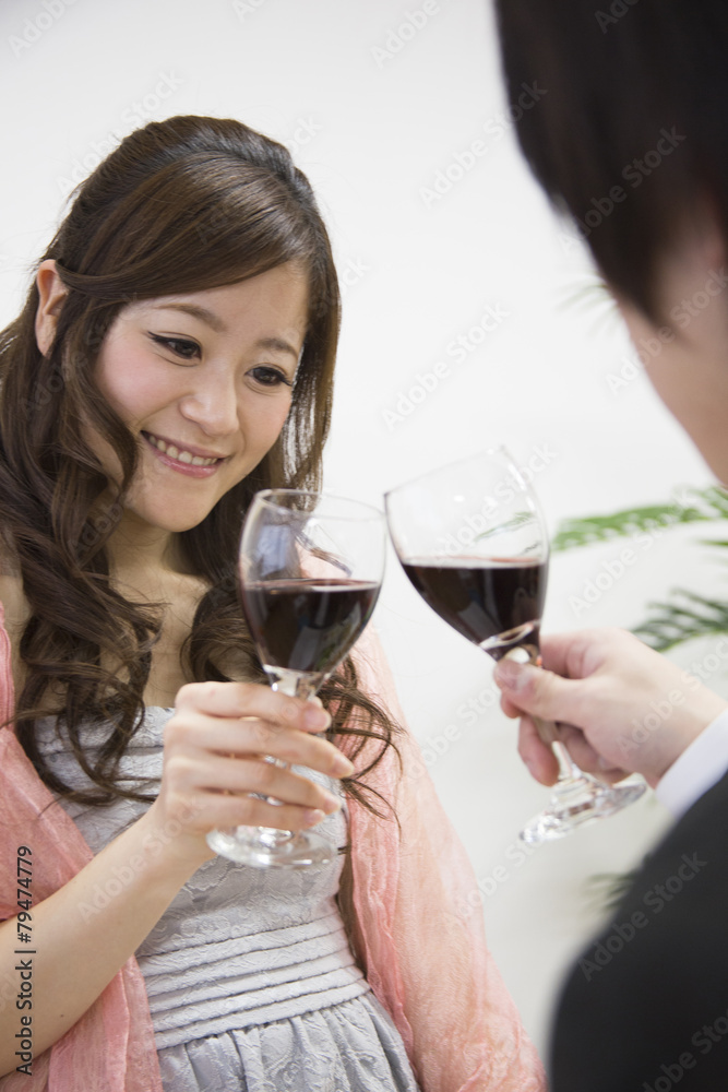 乾杯するカップル 乾杯するカップル