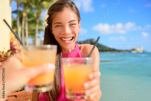 Canvas Print Beach bar party drinking friends toasting cocktail