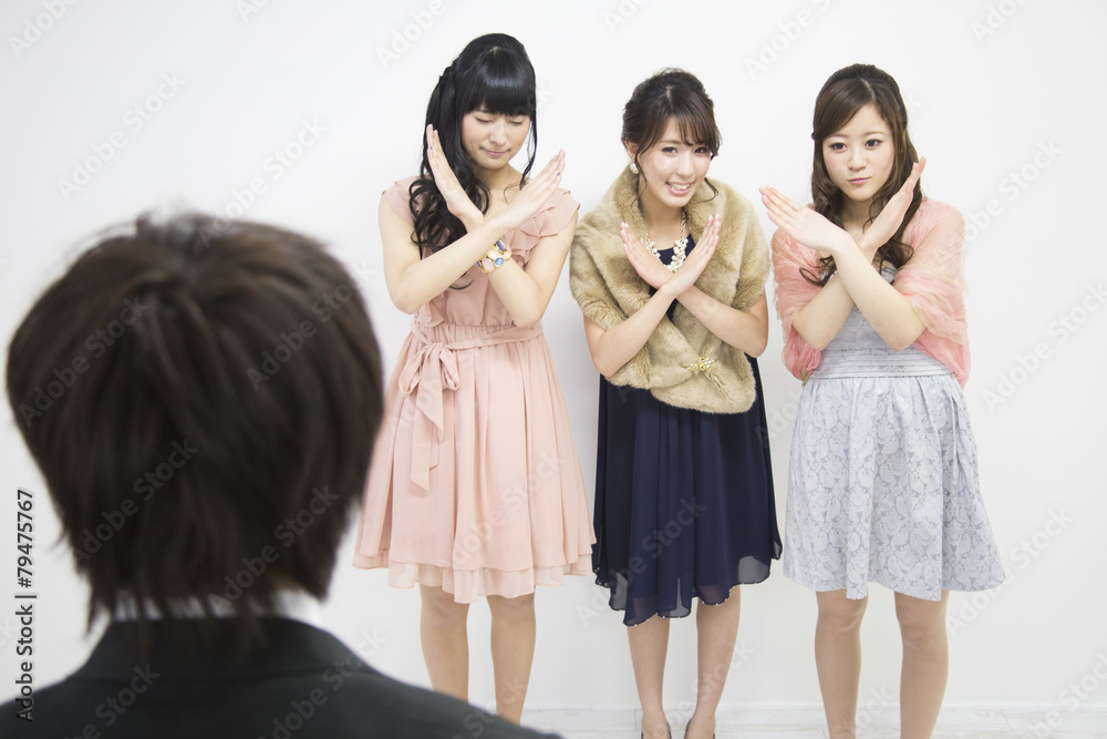 不機嫌そうな女性