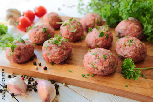 Raw meat balls with herbs