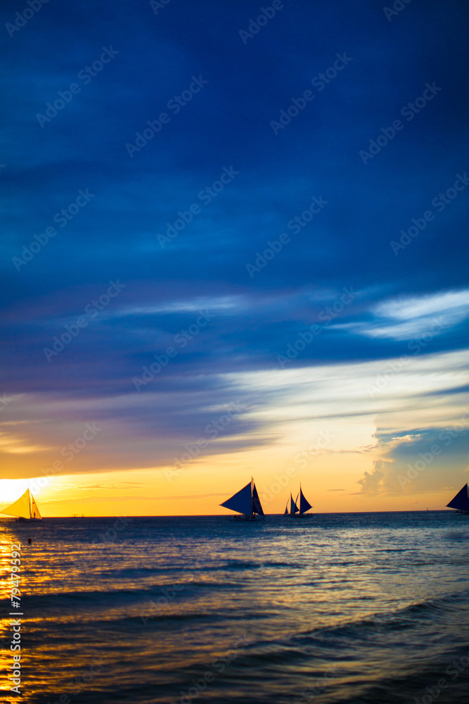 Fototapeta premium Sailing boats in beautiful sunset