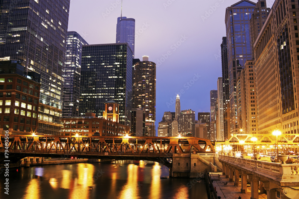 Fototapeta premium Architecture of Chicago along Chicago River