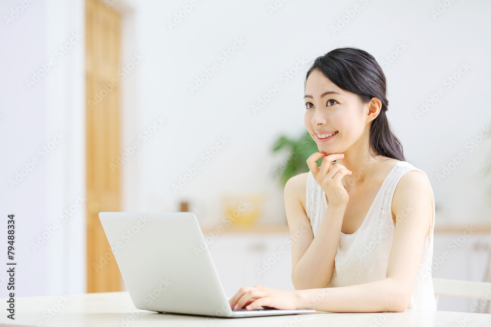ノートパソコン・若い女性 ノートパソコン・若い女性