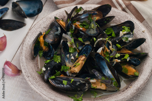 Фотография Moules Marinieres - Mussels cooked with white wine sauce