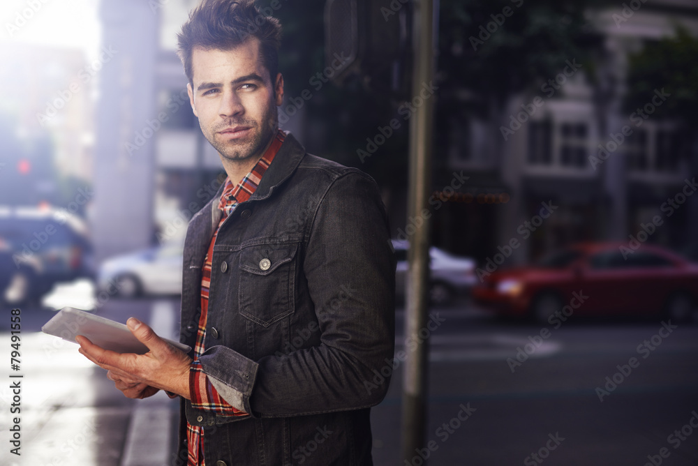 Obraz premium man with tablet in down town los angeles