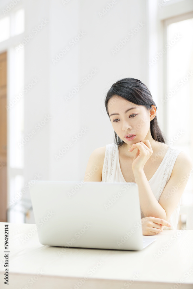 ノートパソコン・若い女性 ノートパソコン・若い女性