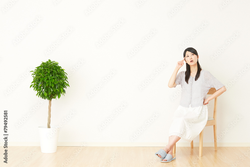 部屋で考える女性 部屋で考える女性