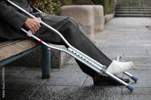 松葉杖・スーツ