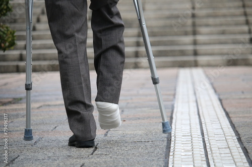 松葉杖と点字ブロック