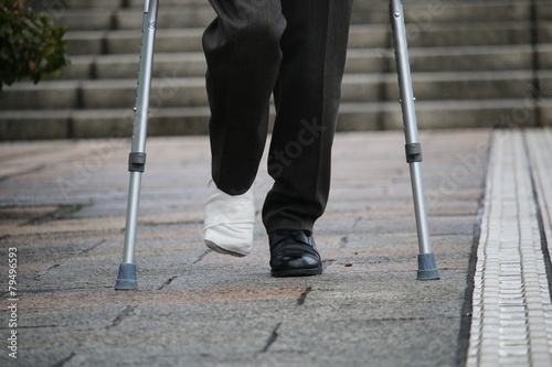 松葉杖と点字ブロック