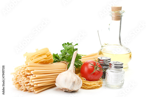 Setting pasta with tomato and garlic