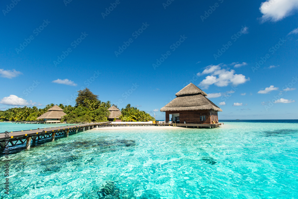 Obraz premium Domek na małej tropikalnej wyspie