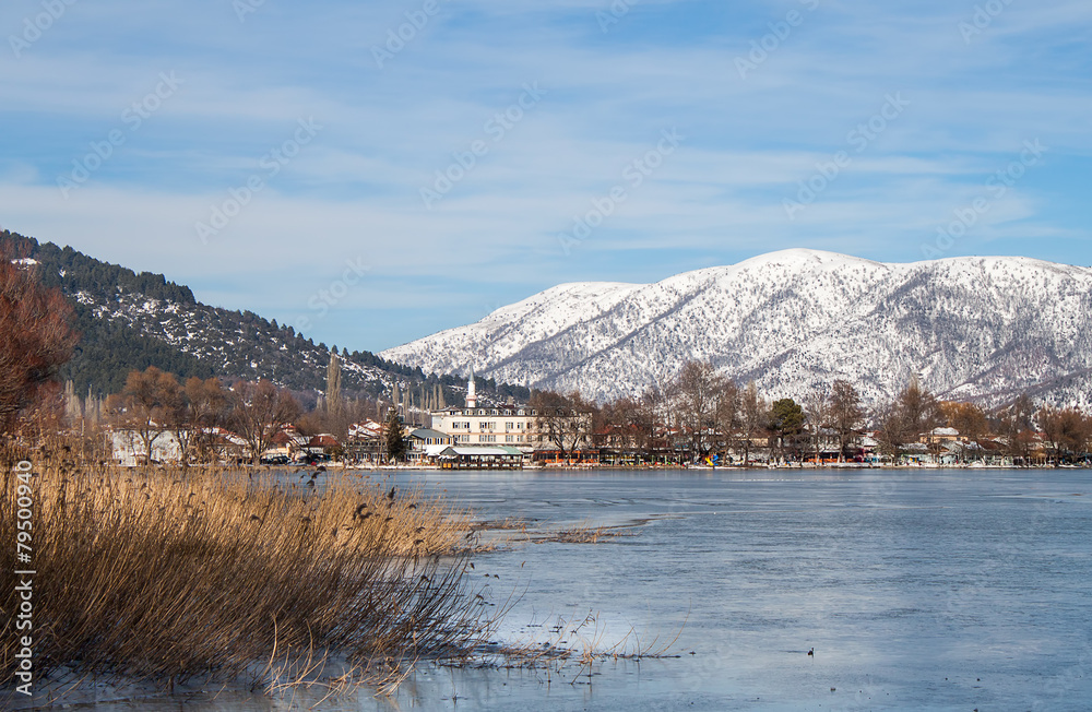 Kışın Dağ ve göl manzarası