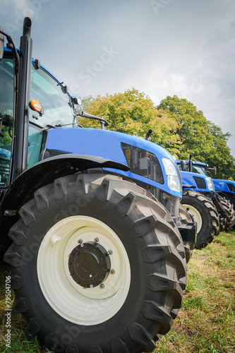 Landtechnik, mehrere ausgestellte Schlepper auf einer Schau photo