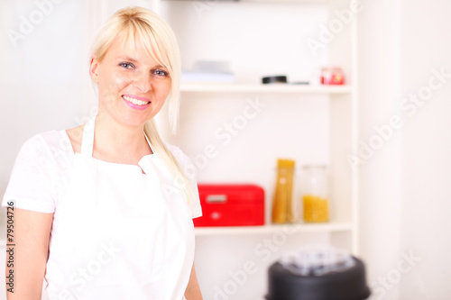 Hausfrau in Küche