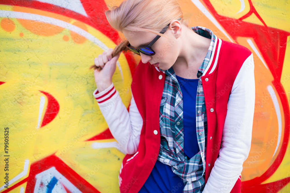 Obraz premium Blond girl in ghetto
