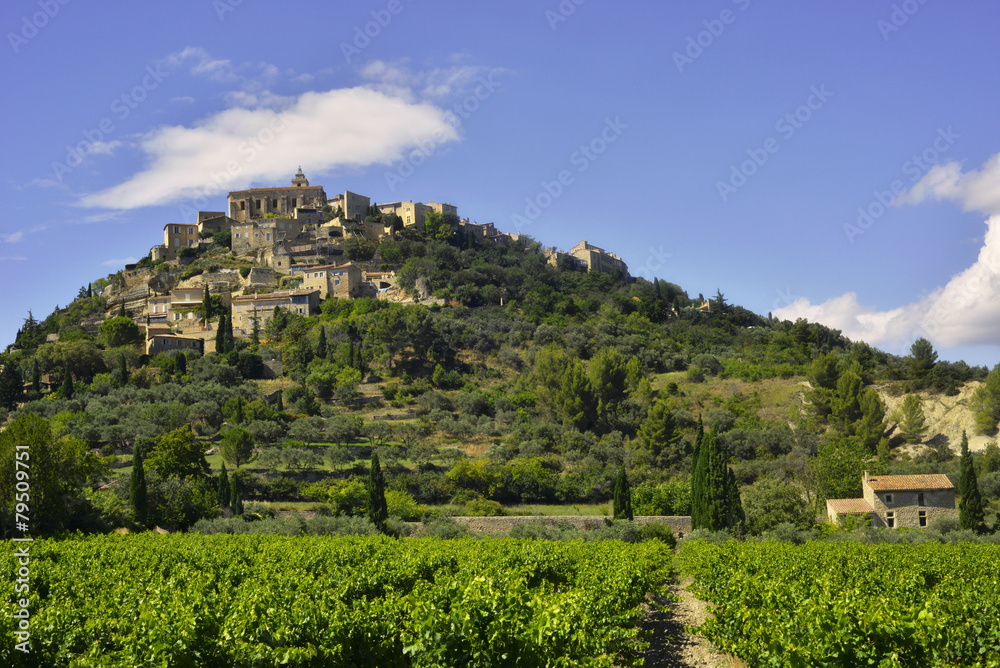 Gordes (84220) domine sa vallée de vignes, département du Vaucluse en région Provence-Alpes-Côte-d'Azur, France	