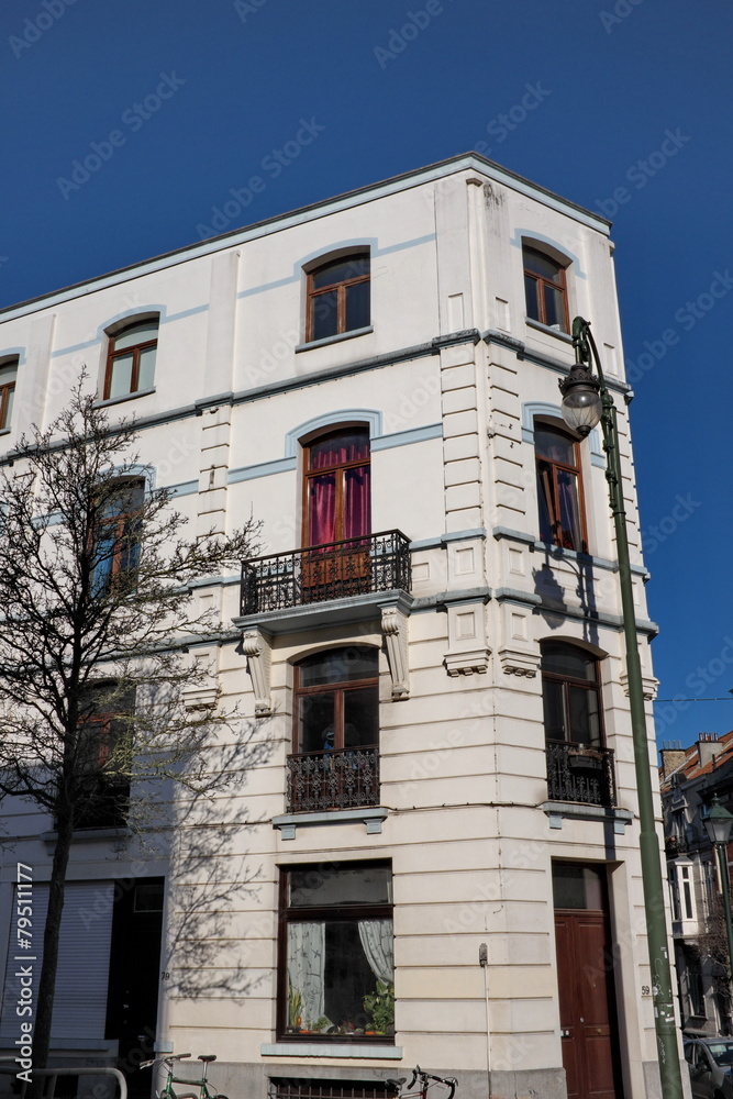 Fototapeta premium Immeuble blanc en coin de rue, ciel bleu, Bruxelles