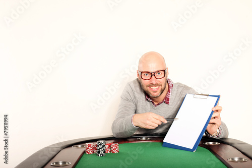 Mann mit Schreibbrett am Pokertisch photo