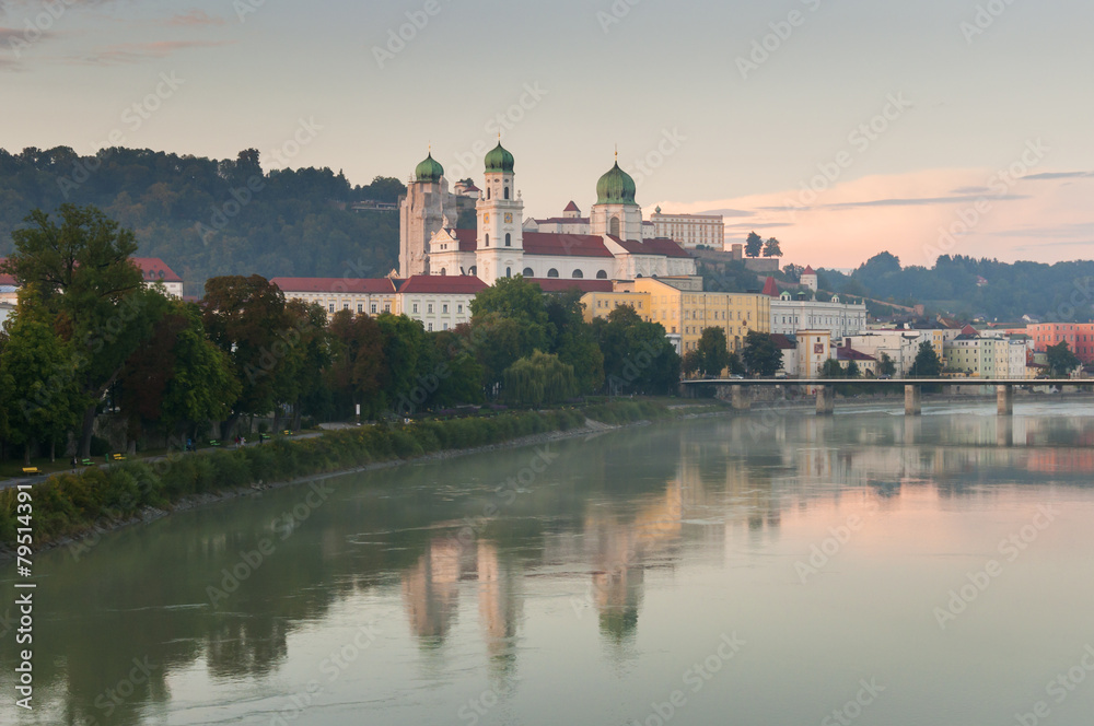 Obraz premium Sunset over Dom St. Stephan, Passau (Germany)