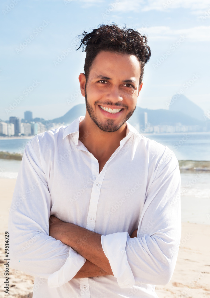 Brasilianer mit verschränkten Armen an der Copacabana Brasilianer mit verschränkten Armen an der Copacabana