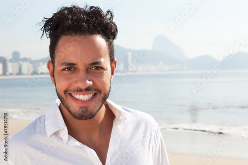 Fotografía Lachender Brasilianer an der Copacabana