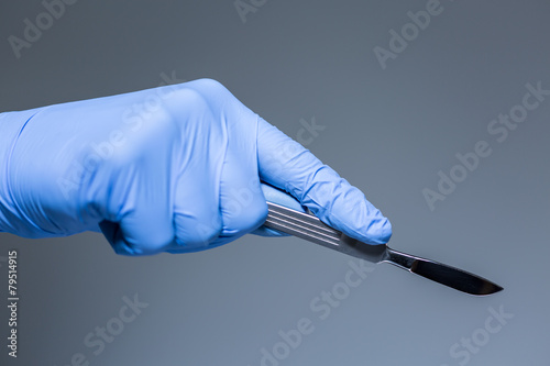 Canvastavla Close-up of scalpel in the hand of doctor