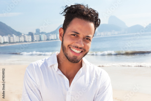 Fröhlicher Brasilianer an der Copacabana