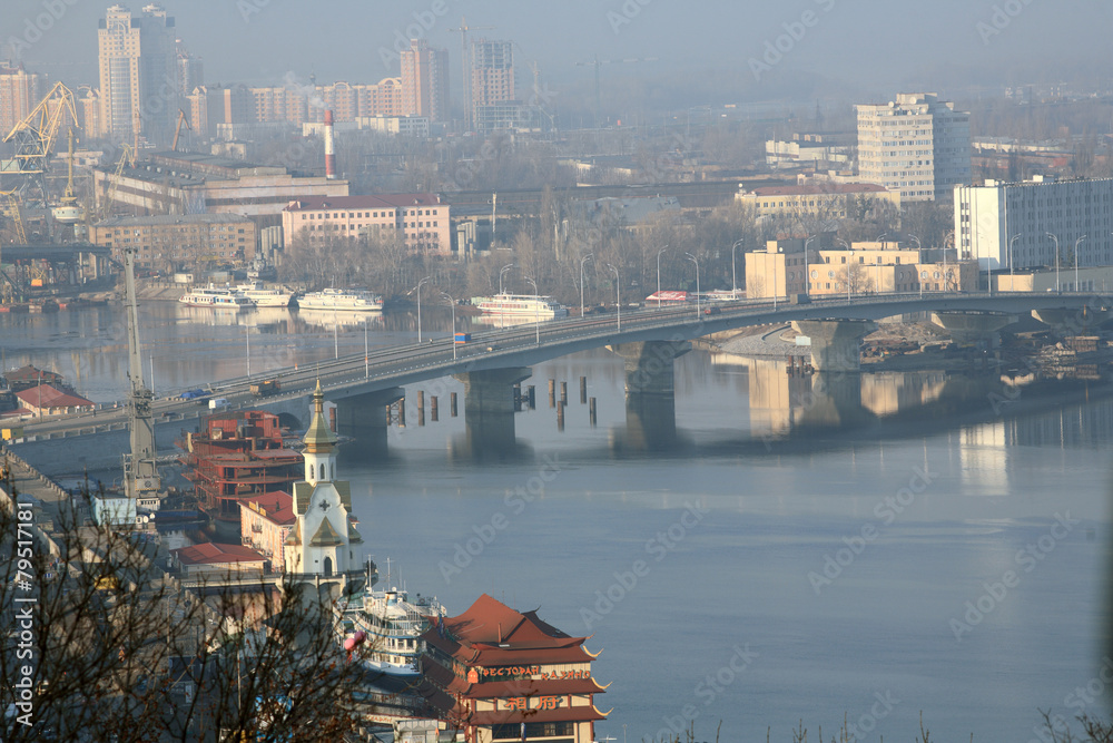 Obraz premium bridge across the Dnieper River in Kiev, Ukraine