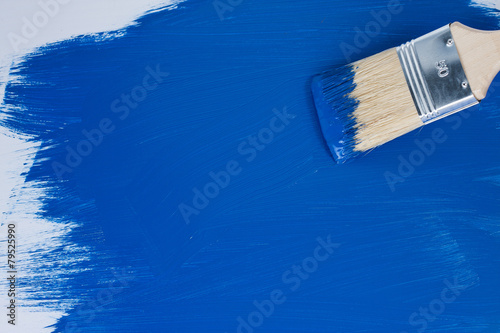 Holzoberfläche mit blauer Farbe streichen