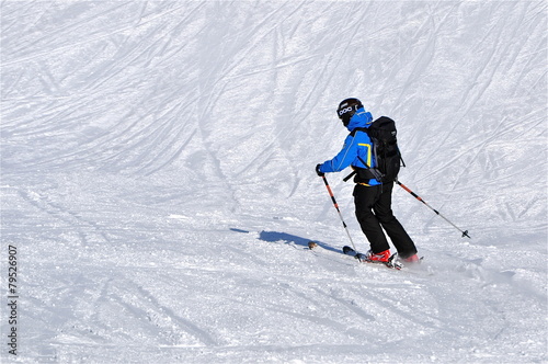Skifahrer in blauem Outfit