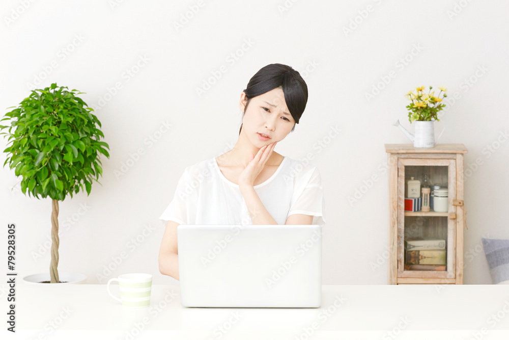 パソコンの前で困る女性 パソコンの前で困る女性