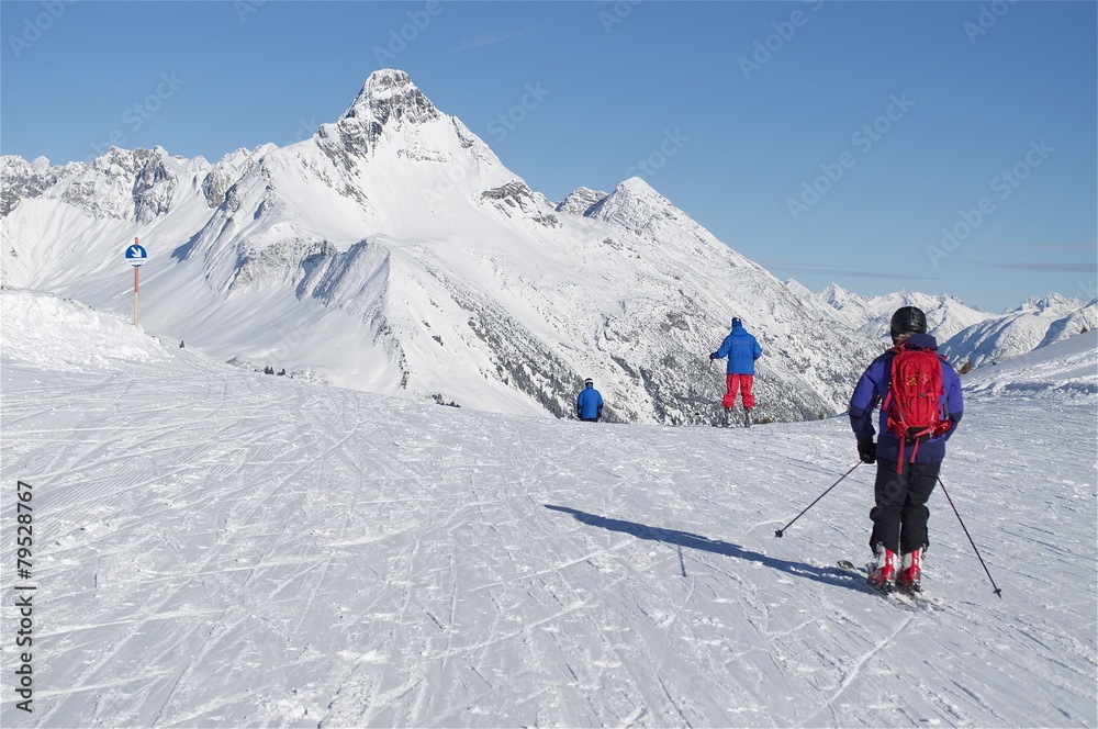 Skifahrer fahren Piste, Richtung Biberkopf (Berg)