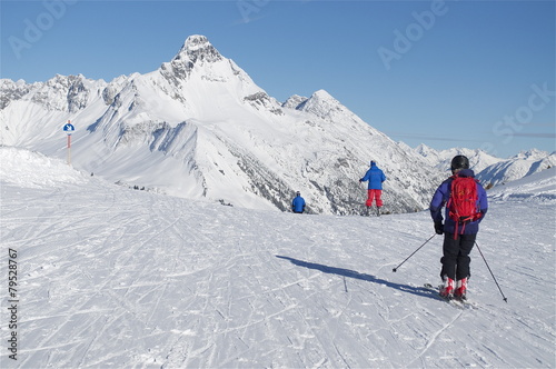 Skifahrer fahren Piste  Richtung Biberkopf  Berg 