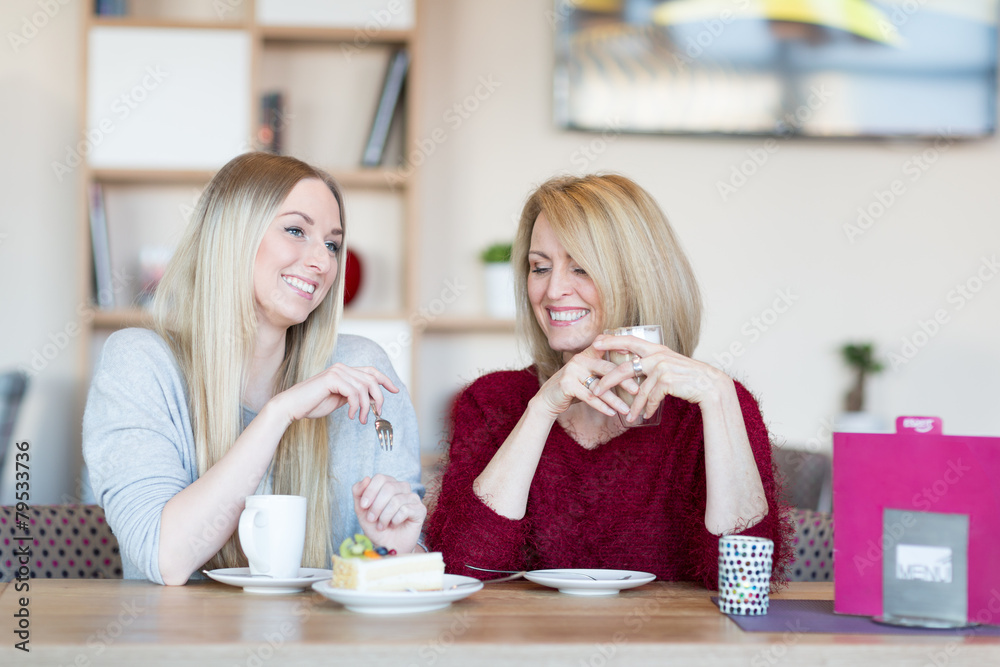 Mutter und Tochter trinken Kaffee zusammen Mutter und Tochter trinken Kaffee zusammen