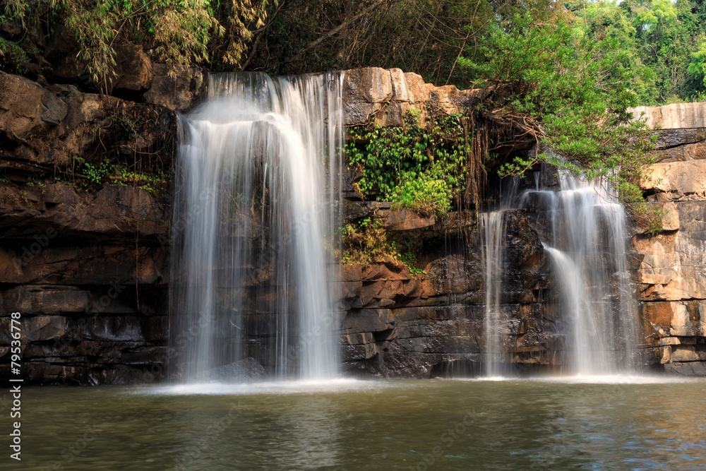 Fototapeta premium Wodospad białego strumienia w Tajlandii