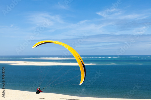 Fototapeta Naklejka Na Ścianę i Meble -  parapente sur la dune du pilat en aquitaine