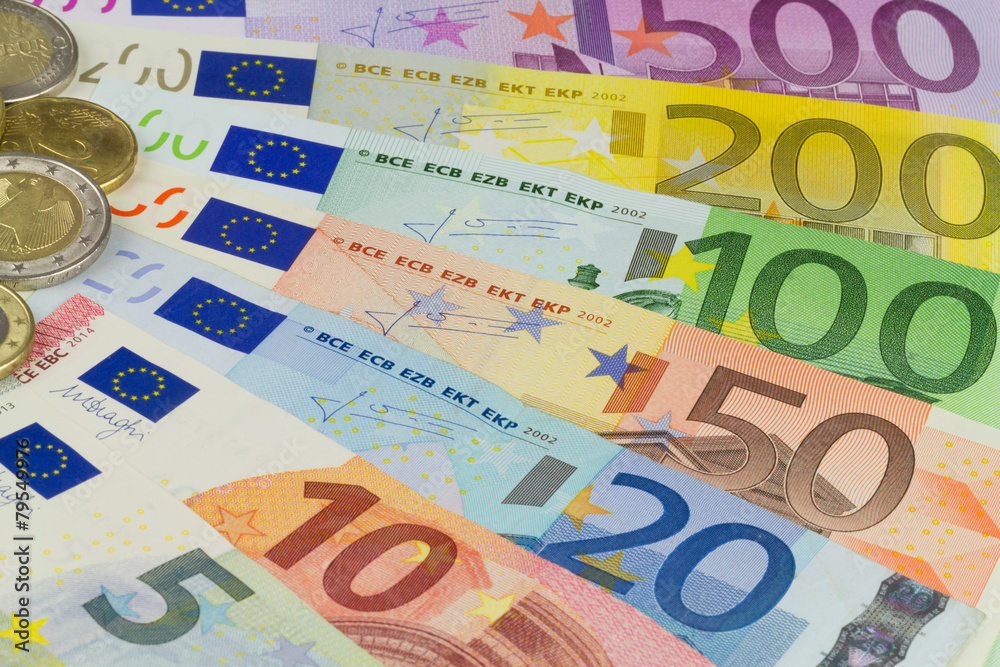 Euro Banknoten gefächert mit Münzen Euro Banknoten gefächert mit Münzen