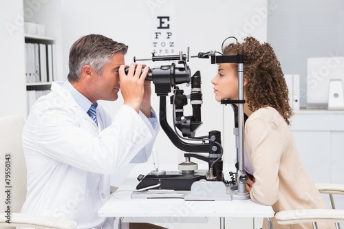 Valokuvatapetti Woman doing eye test with optometrist