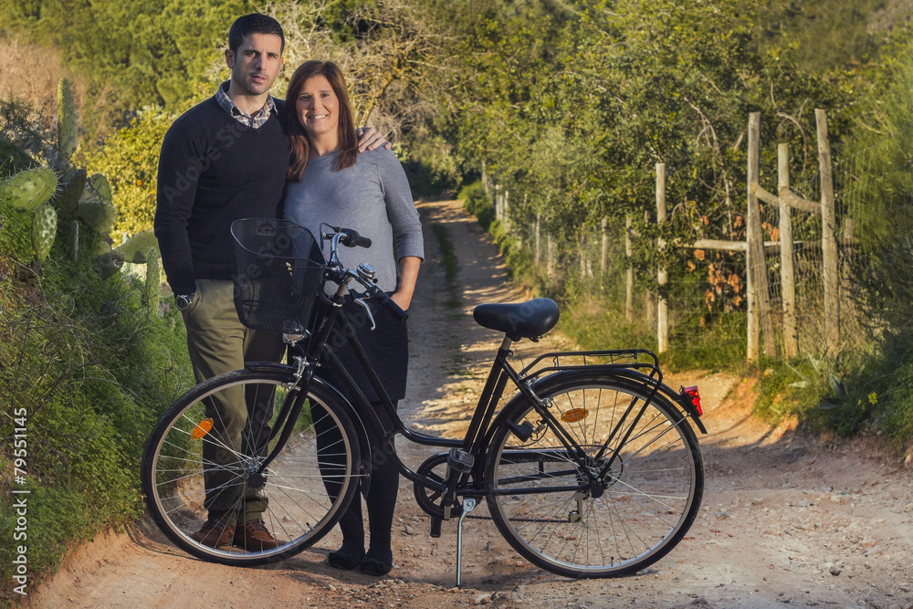 Obraz premium Close up view of a expecting happy couple on a bicycle.