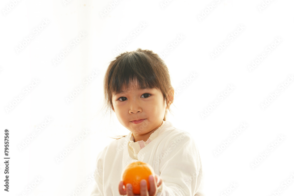 みかんを持っている笑顔の女の子 みかんを持っている笑顔の女の子