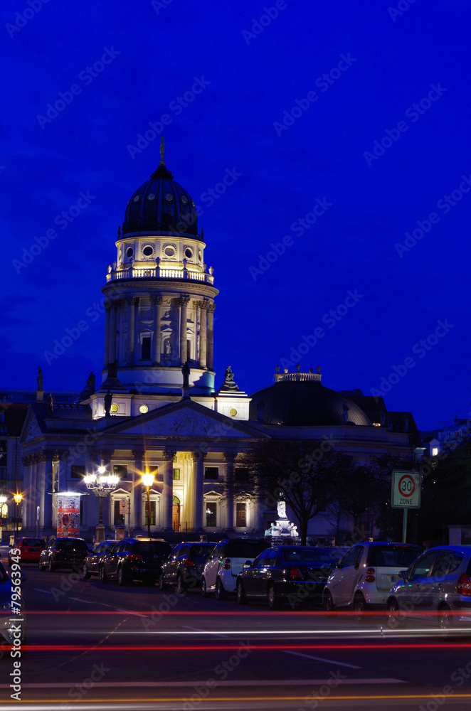 Naklejka premium deutscher dom am gendarmenmarkt in berlin zur blauen stunde