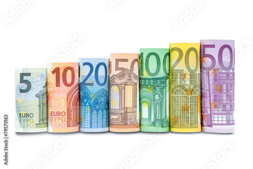 Euroscheine in einer Reihe vor weißem Hintergrund