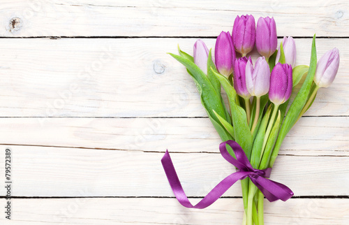 Fototapeta Naklejka Na Ścianę i Meble -  Purple tulip bouquet over wooden table