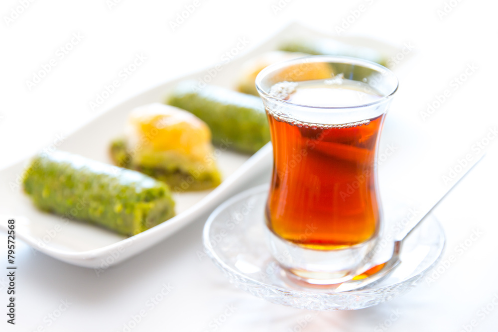 Türkische Baklava mit Tee