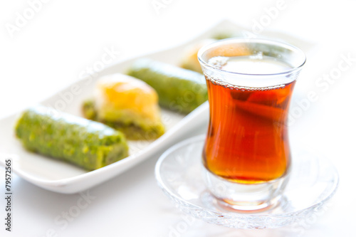 Türkische Baklava mit Tee